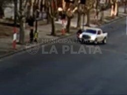 Encerró a una mujer motociclista y quedó grabado en las cámaras de seguridad