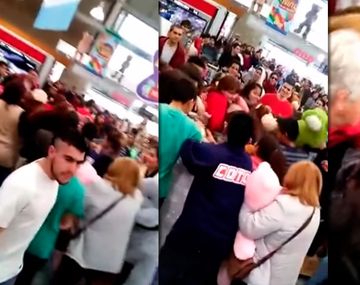 Así se pelean clientes de un supermercado por osos de peluches