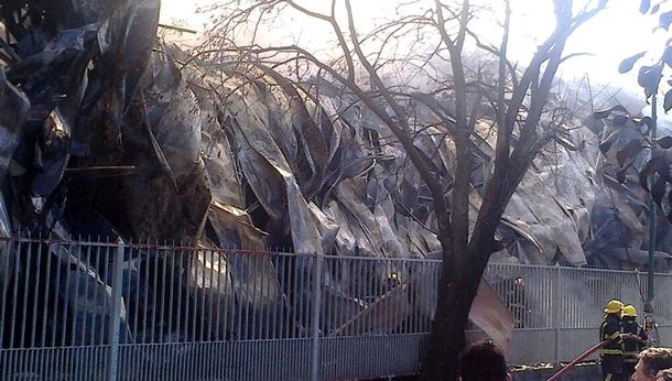 Continúa el feroz incendio en una fábrica de embutidos de Villa Tesei
