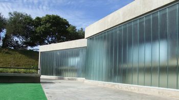 Baño público en un parque de la ciudad de Rosario Baño público en un parque de la ciudad de Rosario