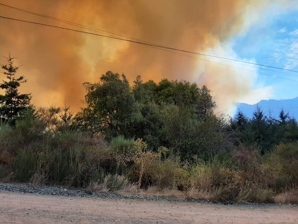 Un incendio tiene en alerta a la población alrededor de Lago Puelo