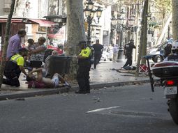atentado en barcelona: una camioneta mato a 13 personas e hirio a otras 100 atentado en barcelona: una camioneta mato a 13 personas e hirio a otras 100