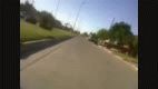 Un motociclista burla controles y sube el video a YouTube