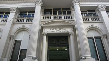 algunos economistas atribuyen la caida de reservas al desendeudamiento algunos economistas atribuyen la caida de reservas al desendeudamiento