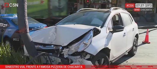 Accidente en Chacarita: un conductor se quedó dormido y chocó contra un semáforo