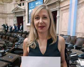Myriam Bregman mostró el cartel que le dedicó a Milei para la apertura de sesiones