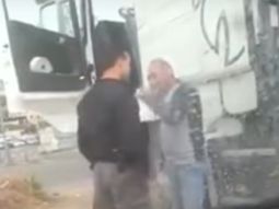 Un policía agredió brutalmente a un conductor palestino Un policía agredió brutalmente a un conductor palestino