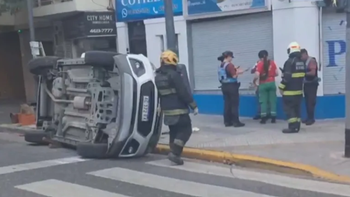 manejo durante cinco cuadras a contramano por una avenida, choco y volco: hay seis heridos manejo durante cinco cuadras a contramano por una avenida, choco y volco: hay seis heridos