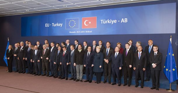 La Unión Europea y Turquía firman acuerdo para frenar el avance de refugiados