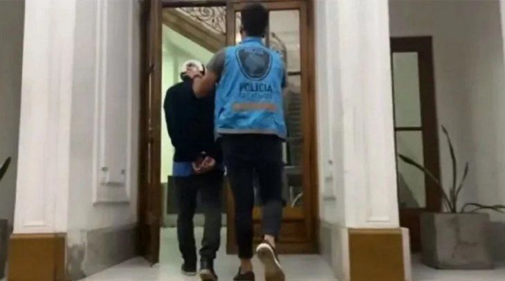 Detuvieron a un técnico de seguridad que instalaba cámaras ocultas en habitaciones de menores