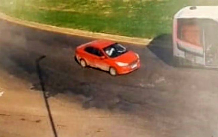 El auto rojo con el que María Victoria Caillava y Carlos Pérez viajaron a la provincia de Chaco el día después de la desaparición de Loan.&nbsp; &nbsp;