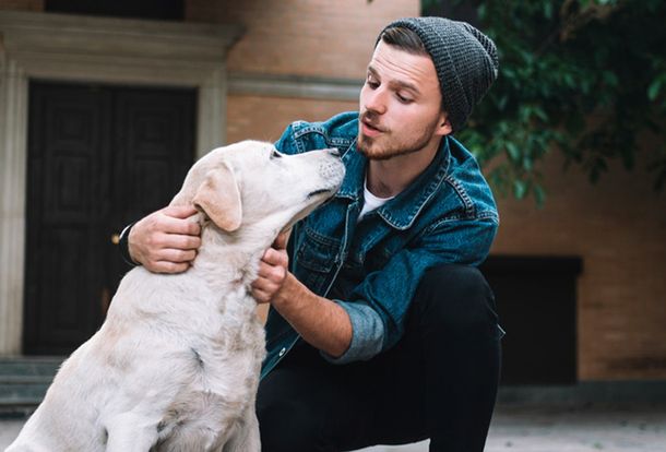 Qué significa hablarle a tu perro o gato como si fueran seres humanos, según la psicología