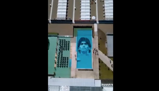 El impresionante video desde un Dron de la gigantografía de Maradona en una pileta de Mar del Plata