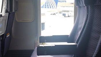 Una mujer abrió la puerta de emergencia y se tiró del avión. Una mujer abrió la puerta de emergencia y se tiró del avión.