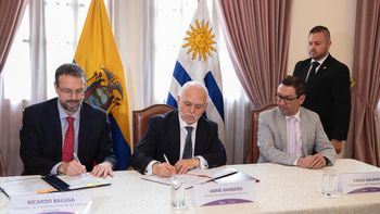 Uruguay y Ecuador sellaron un acuerdo de cielos abiertos para impulsar la relación comercial entre ambos países. Uruguay y Ecuador sellaron un acuerdo de cielos abiertos para impulsar la relación comercial entre ambos países.