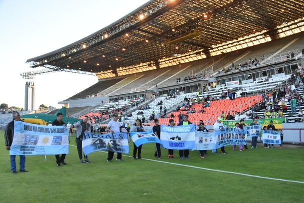Familiares de los 44 héroes del ARA San Juan estuvieron en el campo de juego