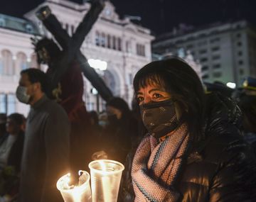 Católicos marcharon por Avenida de Mayo en tradicional Vía Crucis