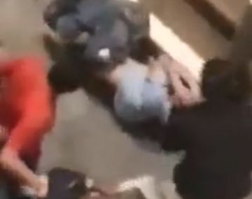 Brutal agresión entre hinchas peruanos en el Monumental