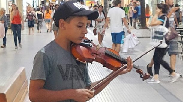 Dylan, el chico que recibe AUH desde 2011 y hoy es violinista