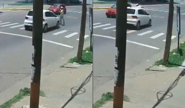 ¡Insólito! Saltó sobre un auto para simular ser atropellado y le terminó saliendo mal