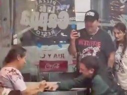 Propuesta de casamiento en plena despedida a Indio Solari. Propuesta de casamiento en plena despedida a Indio Solari.