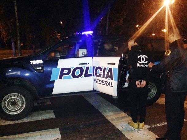 Tres chinos llevaban 328 mil pesos en una camioneta y terminaron detenidos