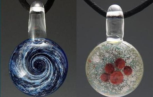 Extraña moda: collares con cenizas de gato y anillos con las de perro