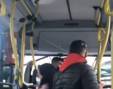 Chofer y pasajero discutieron y terminaron a las piñas en un colectivo