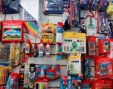 El Gobierno negocia una canasta de útiles escolares a precios populares