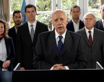 Lavagna suspende la campaña y pide de inmediato renegociar el crédito con el FMI