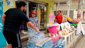 despues del terremoto, una nena canjea sus peluches por agua despues del terremoto, una nena canjea sus peluches por agua