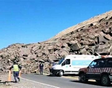 VIDEO: Dramáticas imágenes de los atrapados por el derrumbe de un cerro en Neuquén