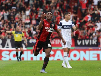 Newells le ganó a Gimnasia y lo alejó de la punta