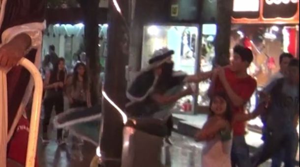 Así fue la agresión del rey Mago Gaspar a un nene de 12 años: mirá el video