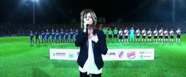 Marcela Morelo cantó un fragmento del Himno Nacional Argentino