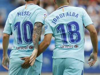 La palmada en la cola de Jordi Alba a Messi
