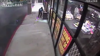 rompio una ventana de un comercio, se robo todo lo que pudo y se fue tranquilo rompio una ventana de un comercio, se robo todo lo que pudo y se fue tranquilo