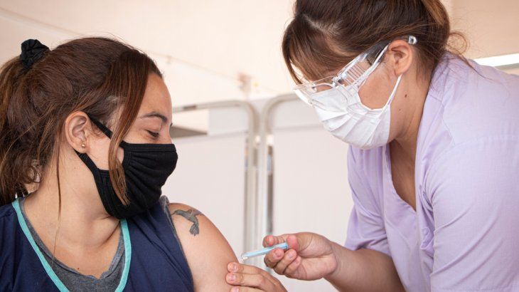 Quiénes y cómo se pueden anotar en la prueba de combinación de vacunas en la Ciudad