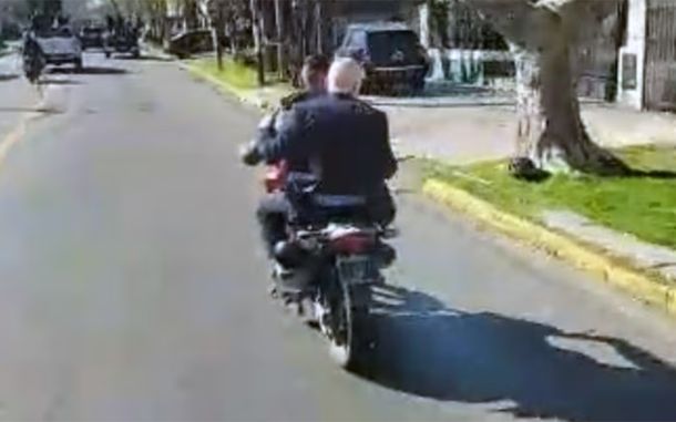José Luis Espert huyendo en moto.