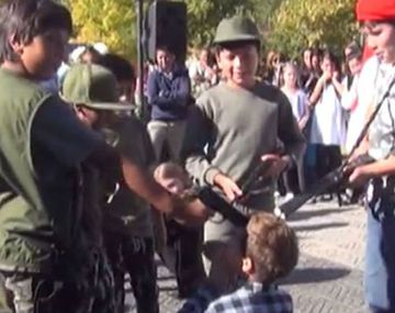 Alumnos de escuela primaria simularon un fusilamiento militar