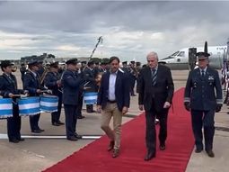 El presidente Luis Lacalle Pou llegó a Argentina junto al canciller Omar Paganini para asistir a la asunción de Javier Milei. El presidente Luis Lacalle Pou llegó a Argentina junto al canciller Omar Paganini para asistir a la asunción de Javier Milei.