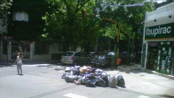 Acumulación de residuos en la esquina de Echeverría y Moldes, en el barrio de Belgrano. Foto: @cristianST Acumulación de residuos en la esquina de Echeverría y Moldes, en el barrio de Belgrano. Foto: @cristianST