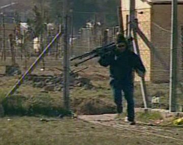 Un camarógrafo recupera el trípode que le robaron