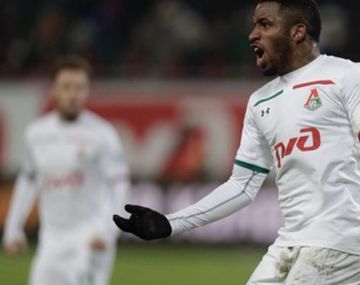 El peruano Farfán firmó la rebaja de su sueldo sin entender lo que leía y estalló