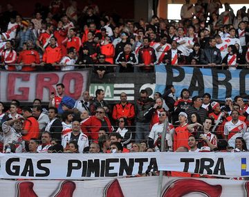 Dos hinchas cayeron de una tribuna antes del Superclásico