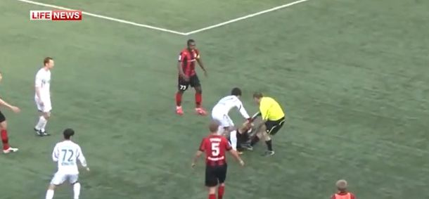 Locura en Rusia, un árbitro atacó a un jugador en pleno partido