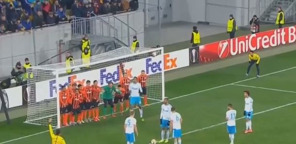 Pasó de todo: la insólita jugada durante un partido en Ucrania