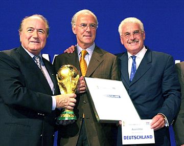 Acusaron a Beckenbauer de haber firmado acuerdo para el Mundial 2006
