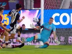 Nahuel Losada y una atajada que quedará en el recuerdo. Nahuel Losada y una atajada que quedará en el recuerdo.