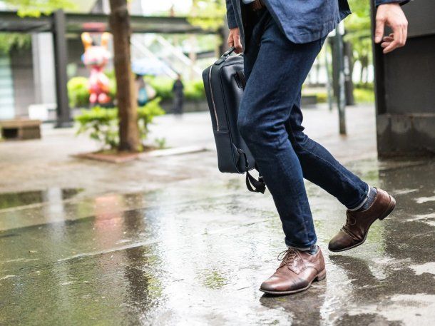 No fallan: cinco trucos caseros para evitar que los zapatos resbalen en lluvia